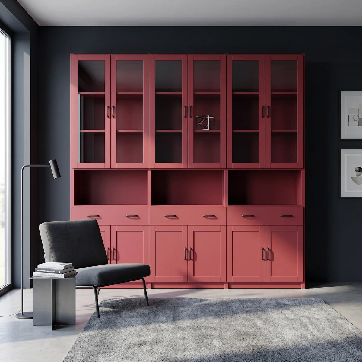 Vitrinekast met glasdeuren, lades en deuren | Lundia Original | Bordeaux red, sfeerbeeld vooraanzicht