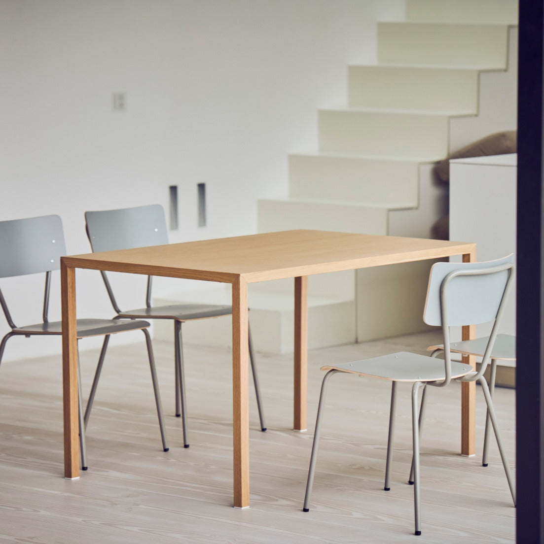 Cloud 2.0 tafel | Jan Kurtz | Lundia Living | eiken, naast trap met grijze stoelen