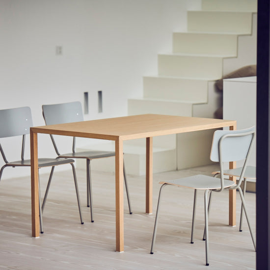 Cloud 2.0 tafel | Jan Kurtz | Lundia Living | eiken, naast trap met grijze stoelen