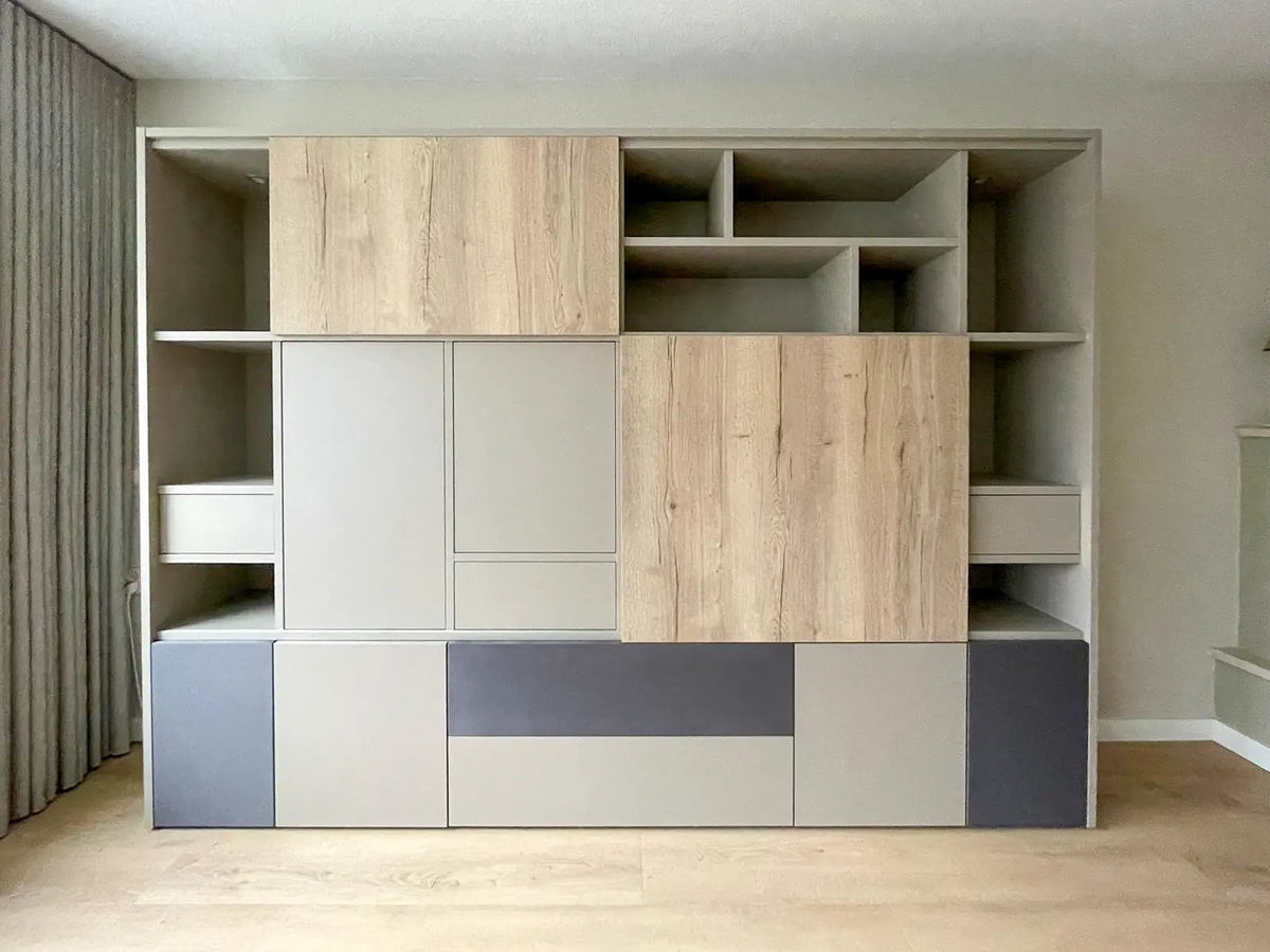 Boekenwandkast op maat van Lundia met vakverdeling in eiken, grijs en wit