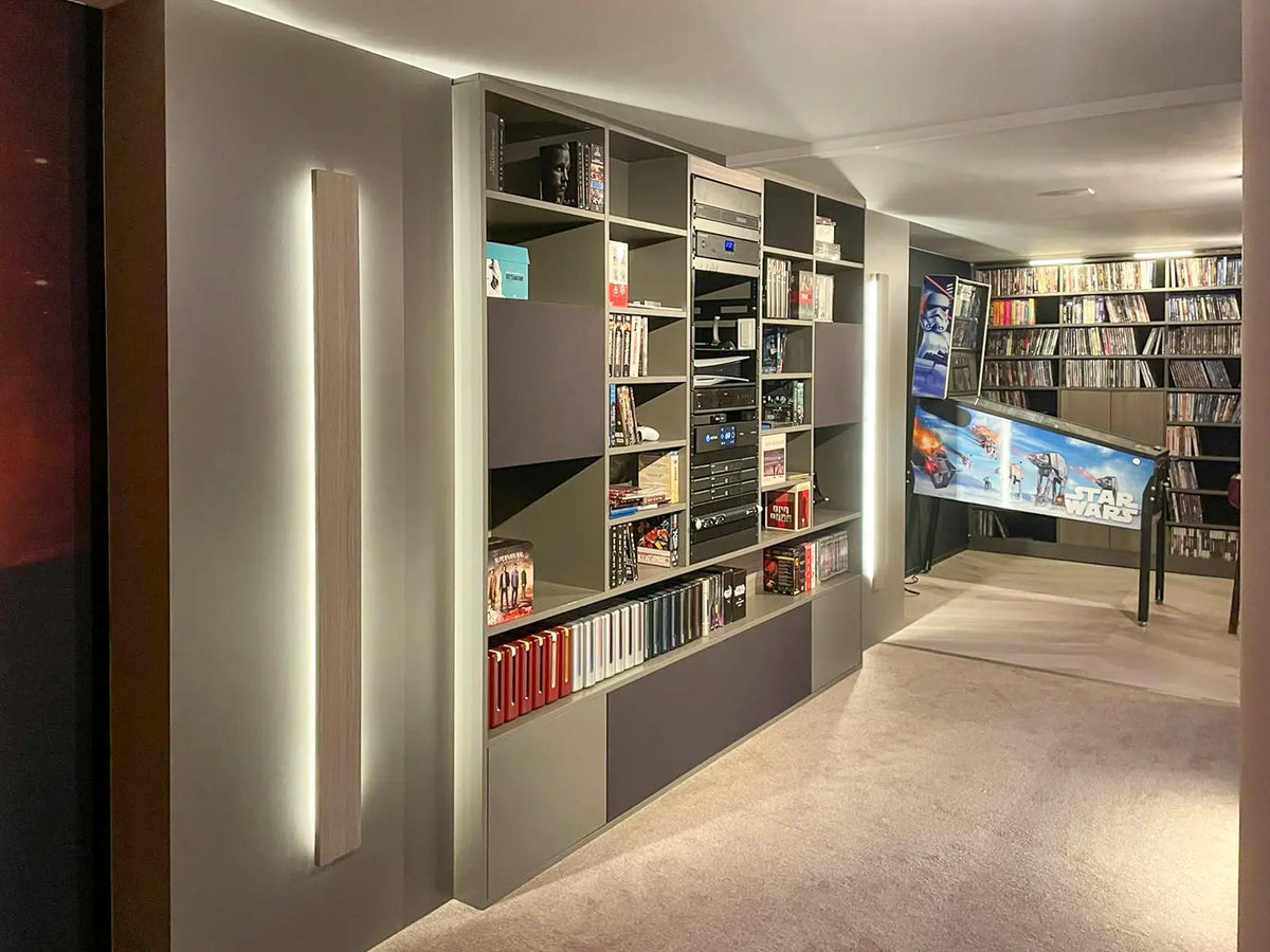 Antracietgrijze wandkast op maat van Lundia voor de dvd- en cd-collectie