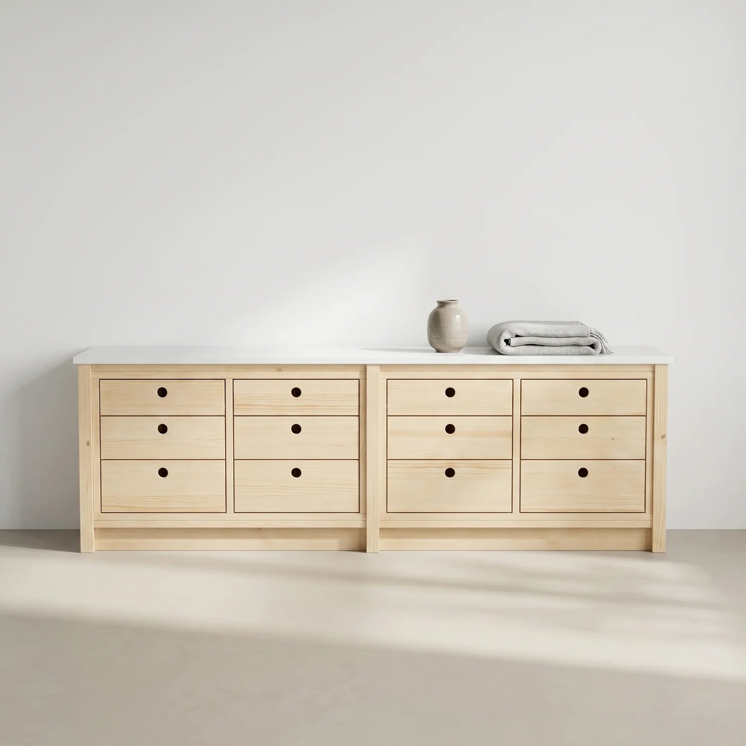 Lage scandinavische ladenkast | Lundia Original | Blank gelakt & wit hout, sfeerbeeld vooraanzicht