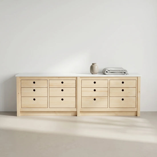 Lage scandinavische ladenkast | Lundia Original | Blank gelakt & wit hout, sfeerbeeld vooraanzicht