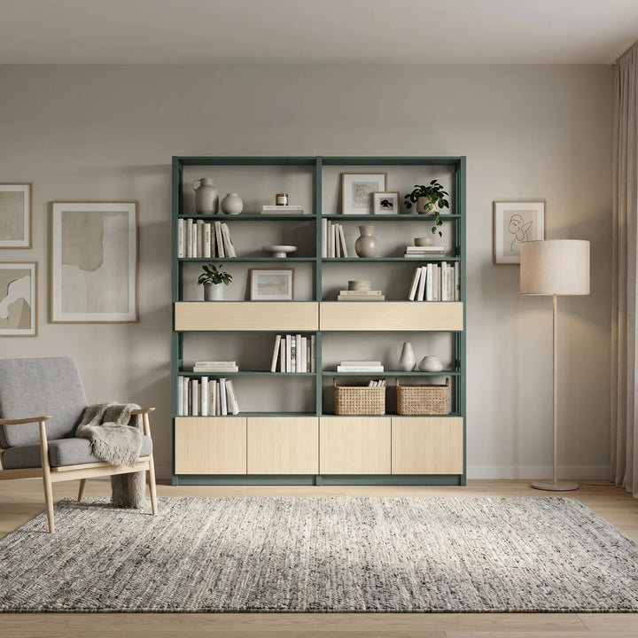 Scandinavische wandkast met laden en deuren | Lundia Original | Dennengroen & blank gelakt, sfeerbeeld perspectief