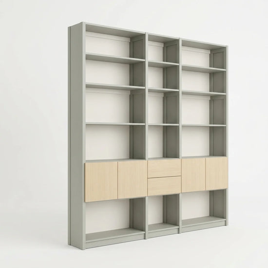Bibliothèque avec portes et tiroirs | Lundia Original | Gris brume, blanc, bois laqué transparent, perspectief