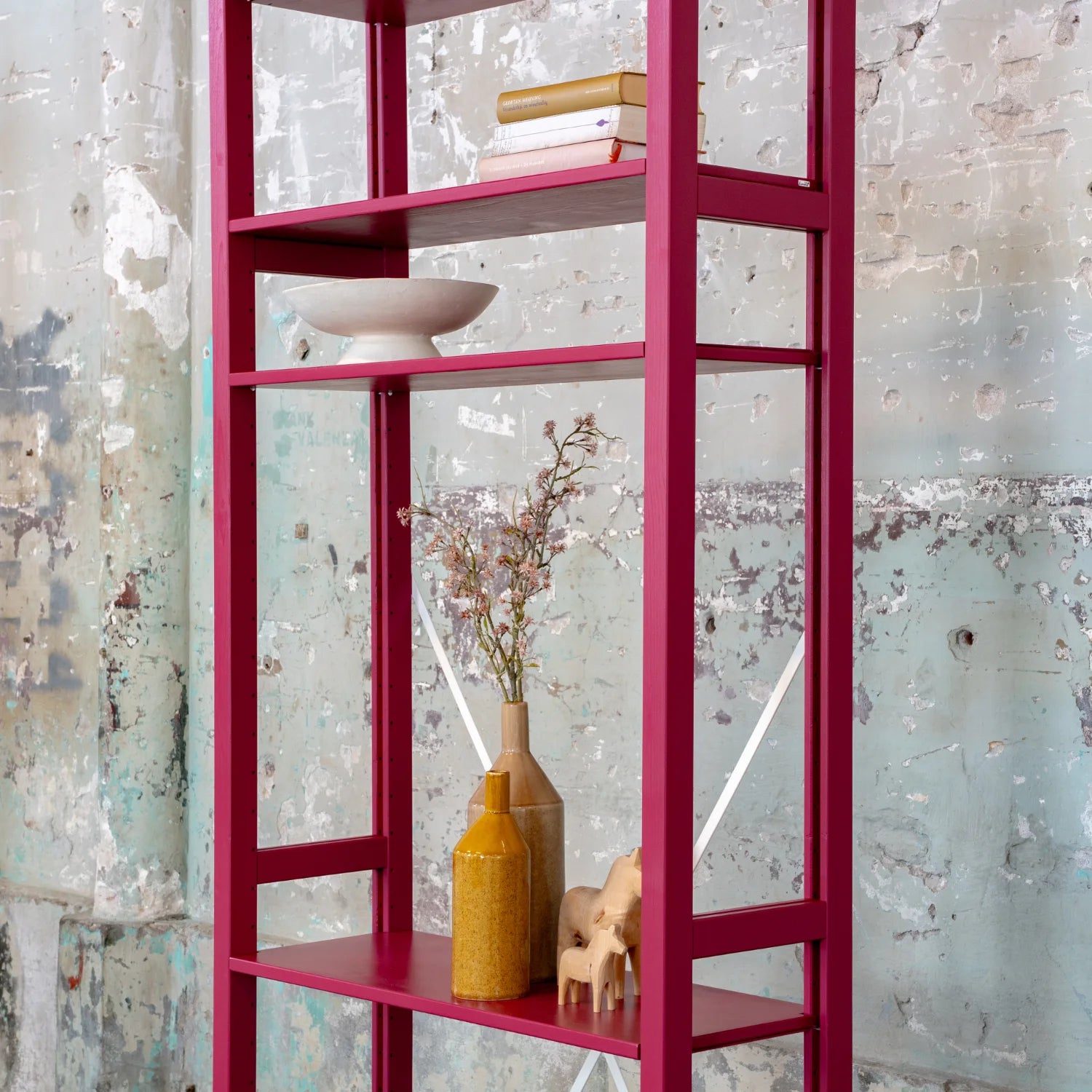 Bookcase | Lundia Original | Bordeaux red solid wood with vases, books and decoration