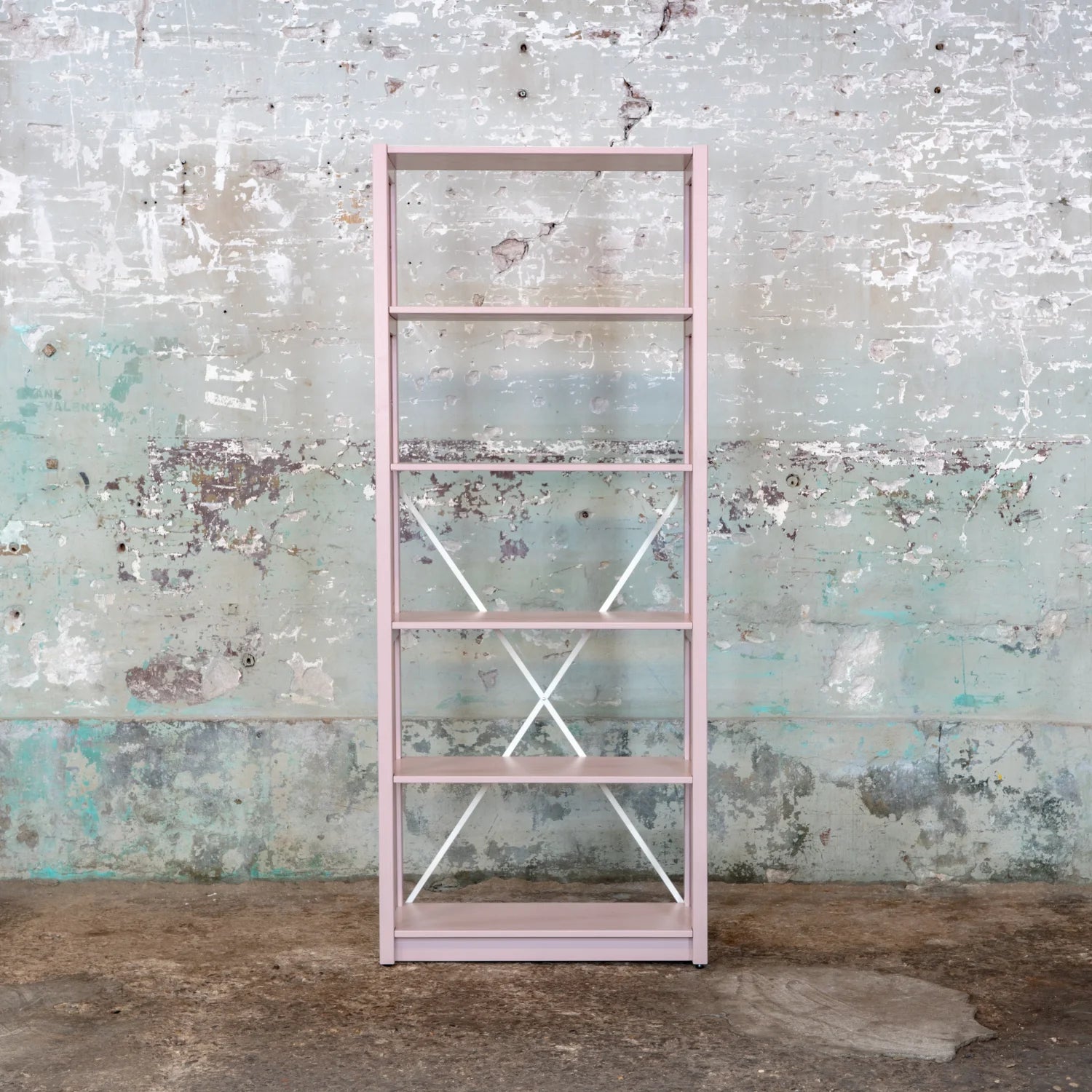 Open bookcase | Lundia Original | Chalk pink solid wood, empty front view
