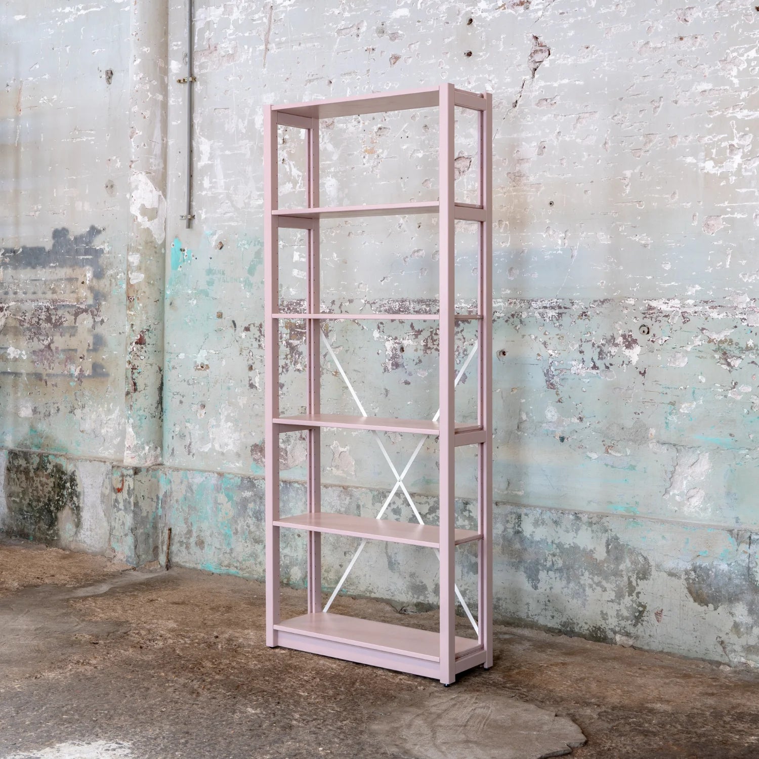 Open bookcase | Lundia Original | Chalk pink solid wood, side view empty