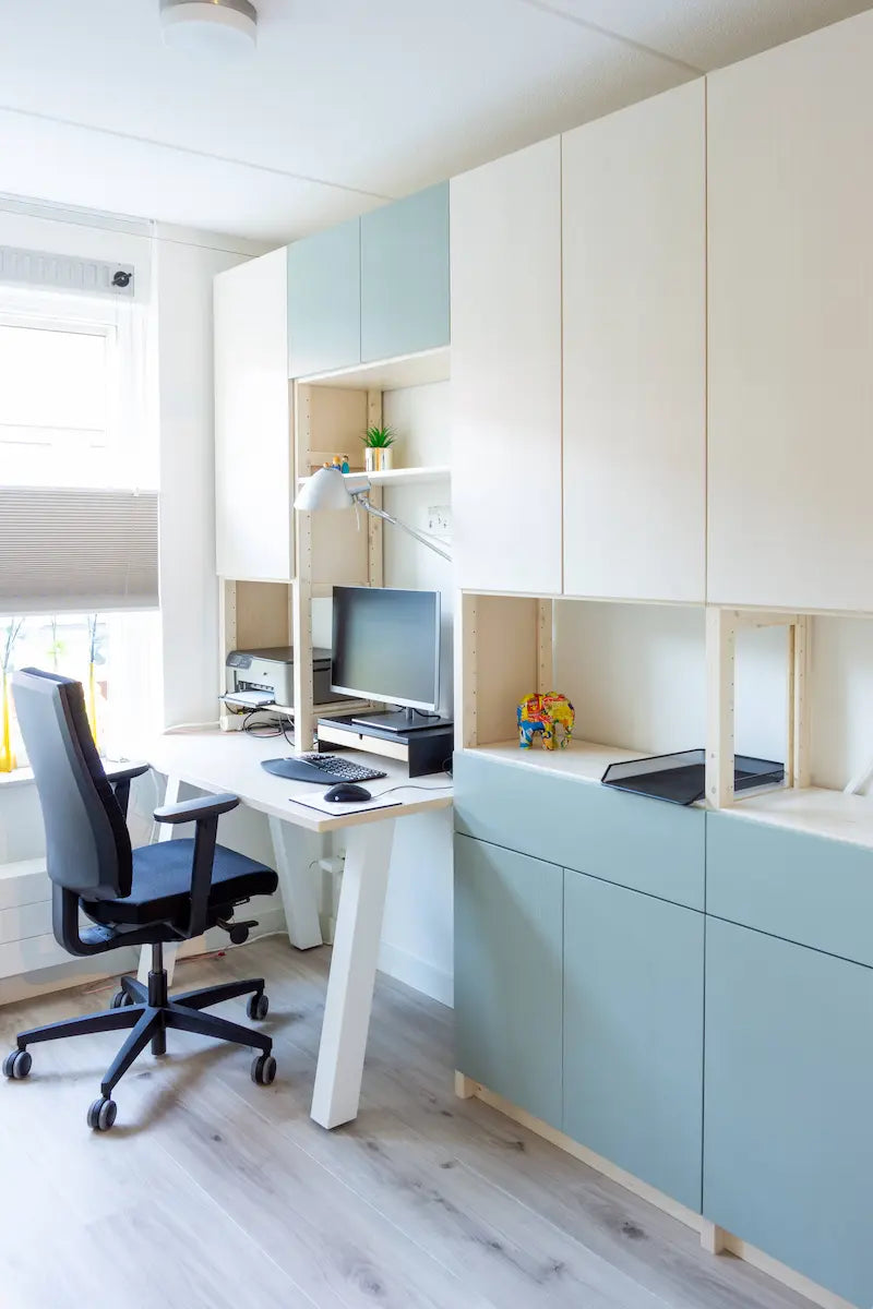Witte bureaukast op maat van Lundia met blauw accent en zwevend bureau