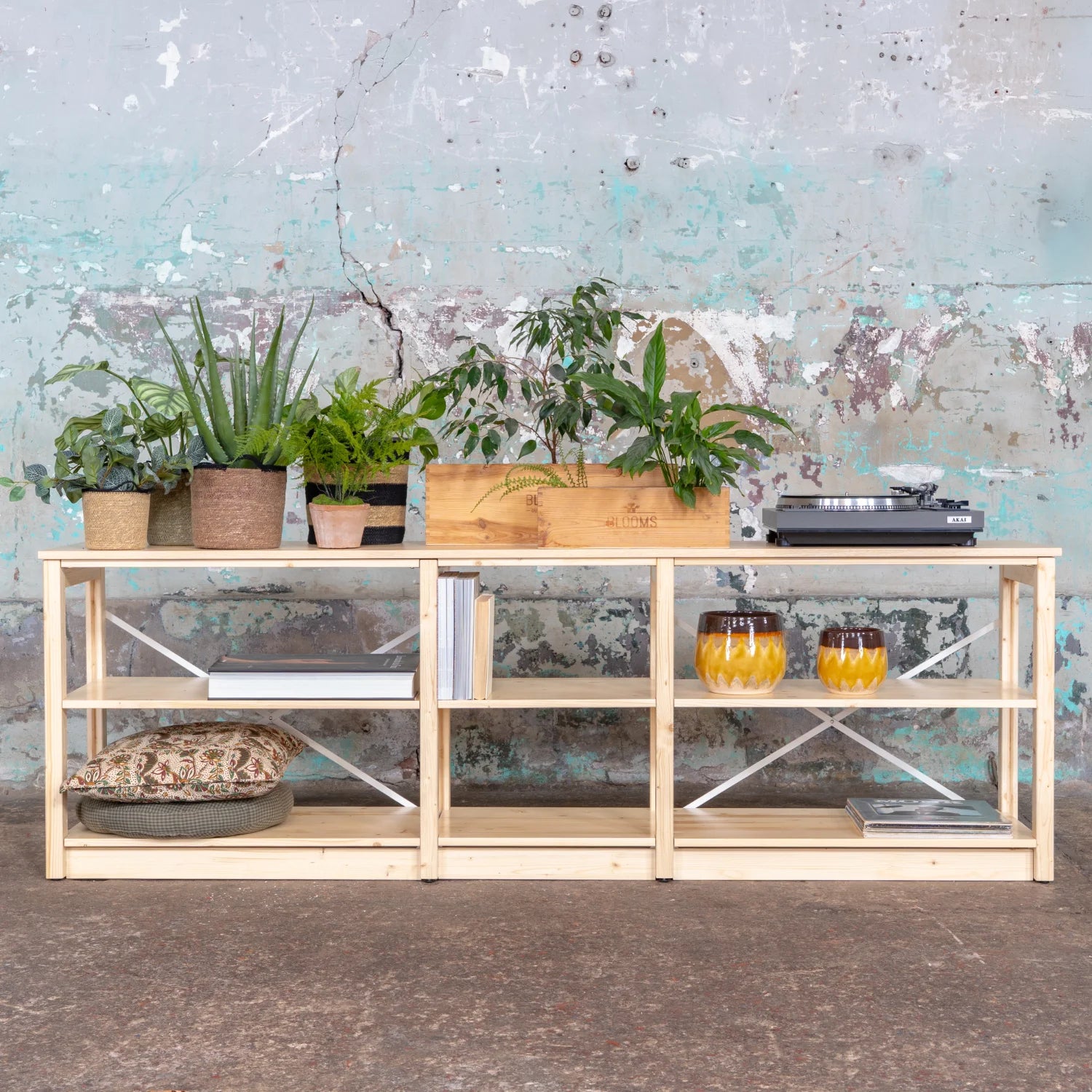 Sideboard | Lundia Original | Clear lacquered solid wood with plants, books and vases