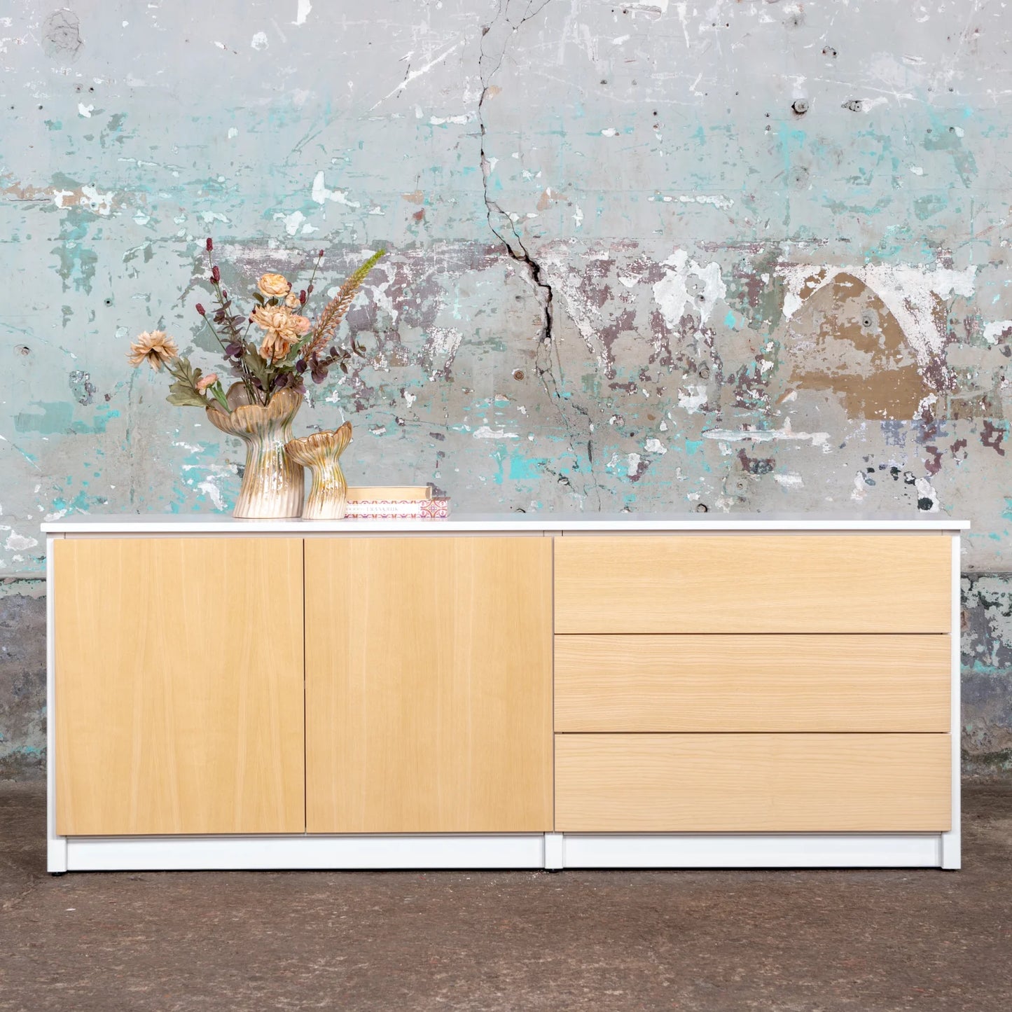 Buffet scandinave | Lundia Original | Bois massif laqué transparent avec vases et styling