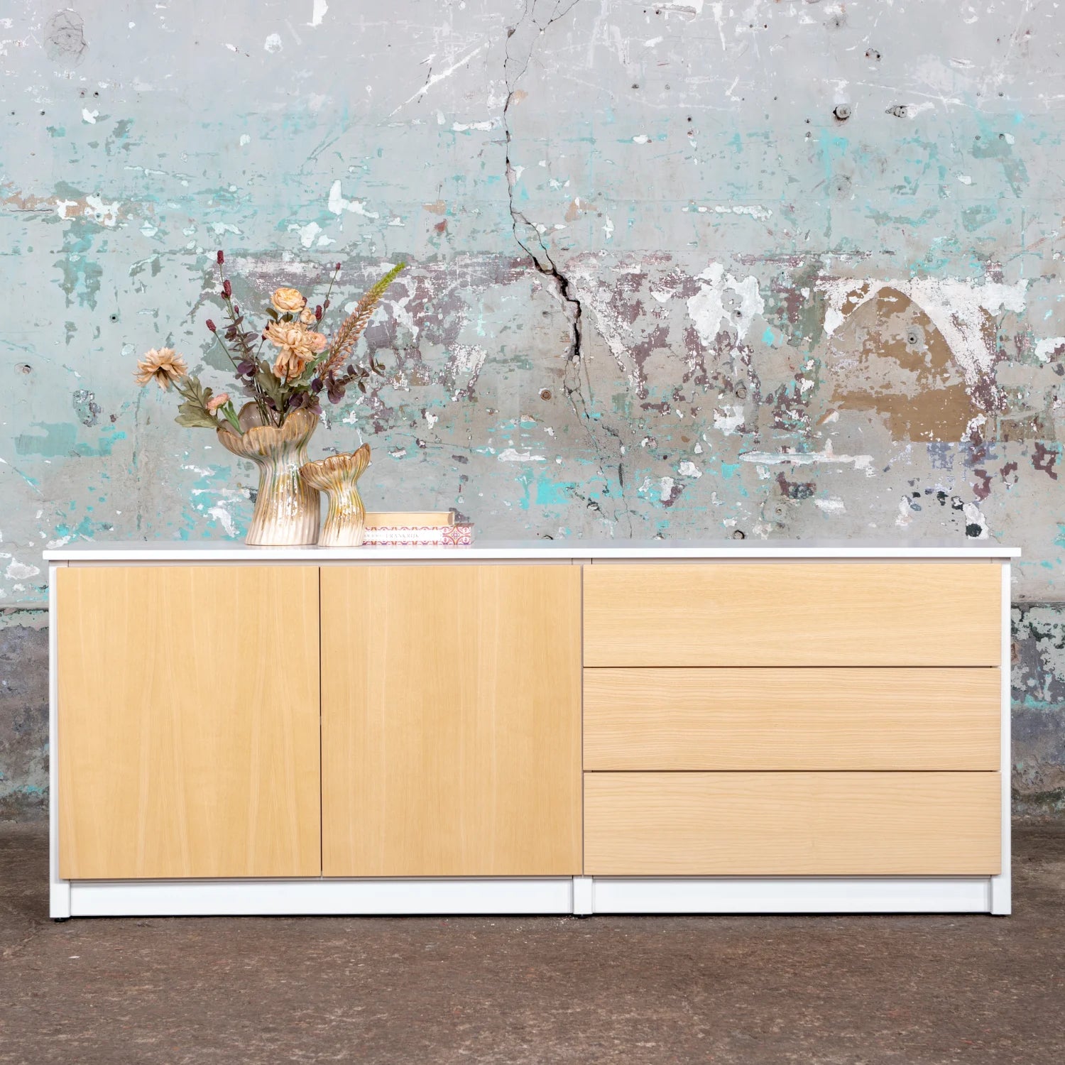 Buffet scandinave | Lundia Original | Bois massif laqué transparent avec vases et styling