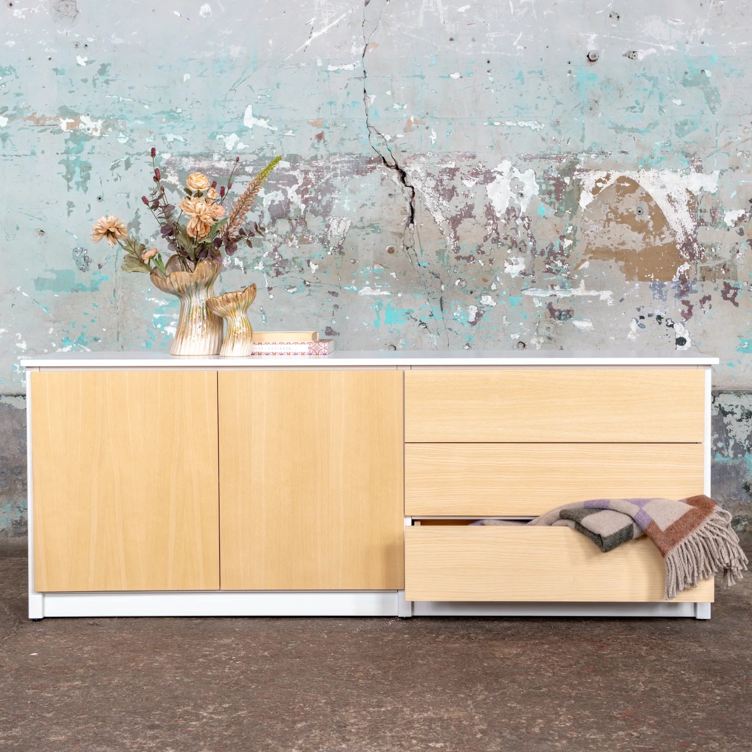 Buffet scandinave | Lundia Original | Bois massif laqué transparent avec vase et tiroir ouvert