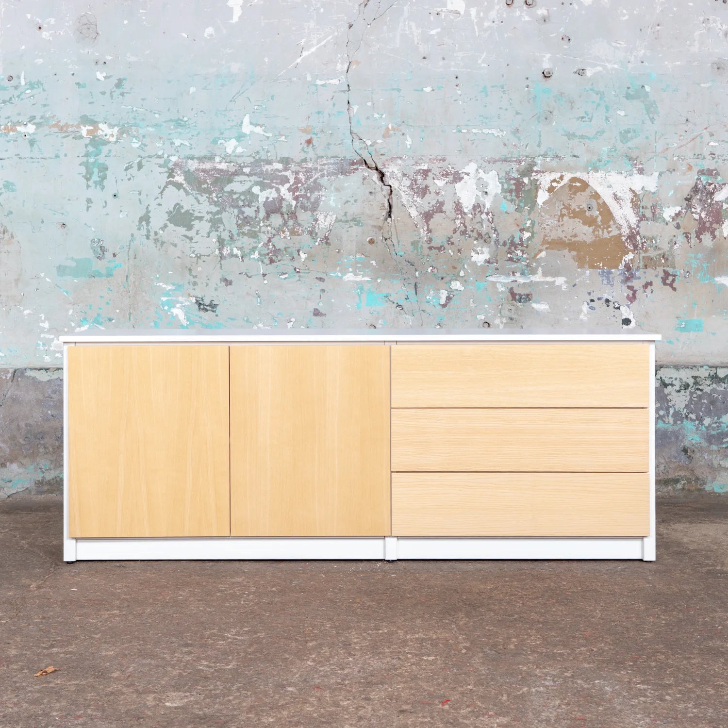 Buffet scandinave | Lundia Original | Bois massif laqué clair & blanc, vue de face vide