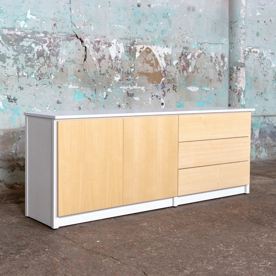 Buffet scandinave | Lundia Original | Bois massif laqué transparent, vue de côté vide