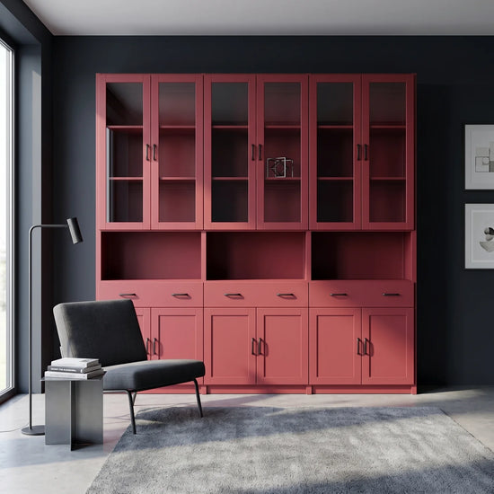 Vitrinekast met glasdeuren, lades en deuren | Lundia Original | Bordeaux red, sfeerbeeld vooraanzicht
