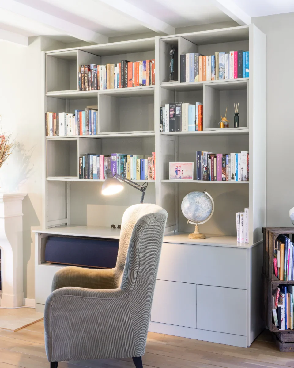 Lichtgrijze boekenkast op maat van Lundia met ingebouwde bureauplek