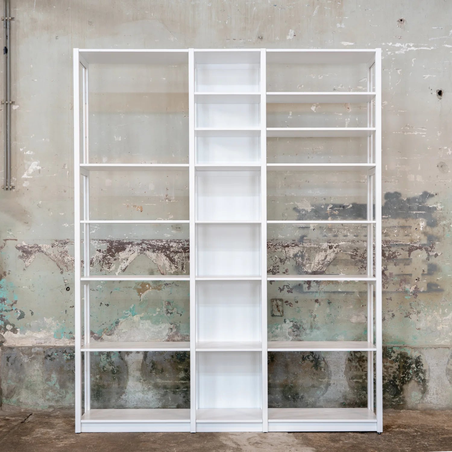 Wall cabinet | Lundia Original | Signal white solid wood three-part system, empty front view