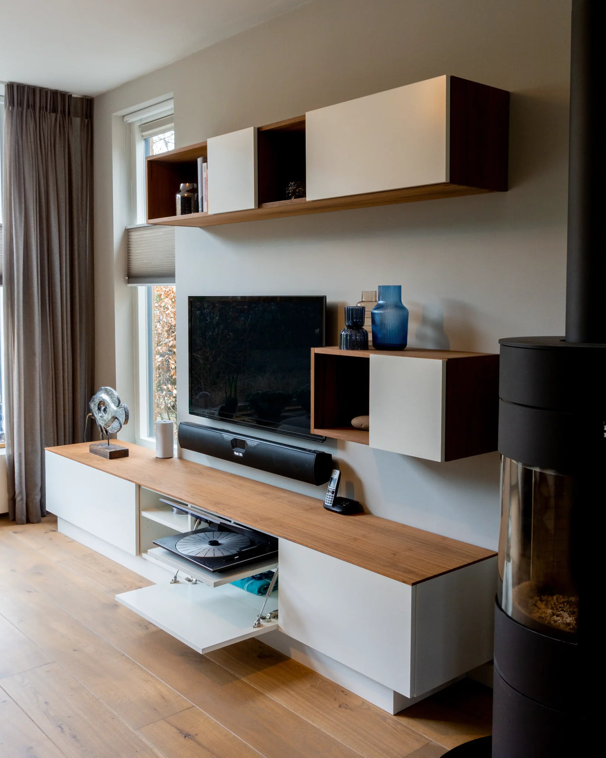 Tv-kast op maat van Lundia met wit dressoir en houten hangelementen
