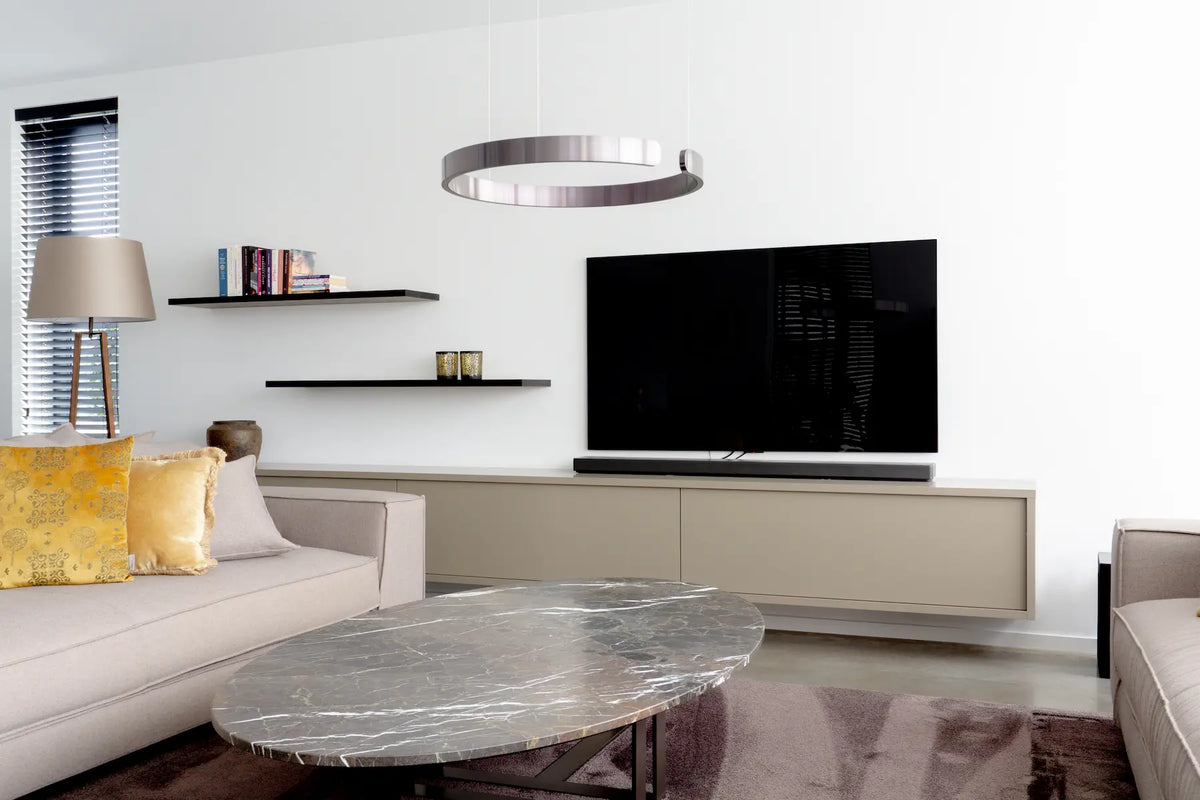 Taupe tv-meubel op maat van Lundia met zwevende wandplanken
